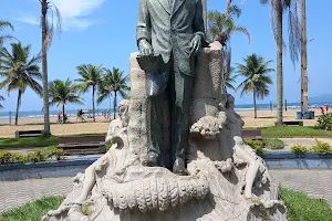 Vicente de Carvalho Statue image