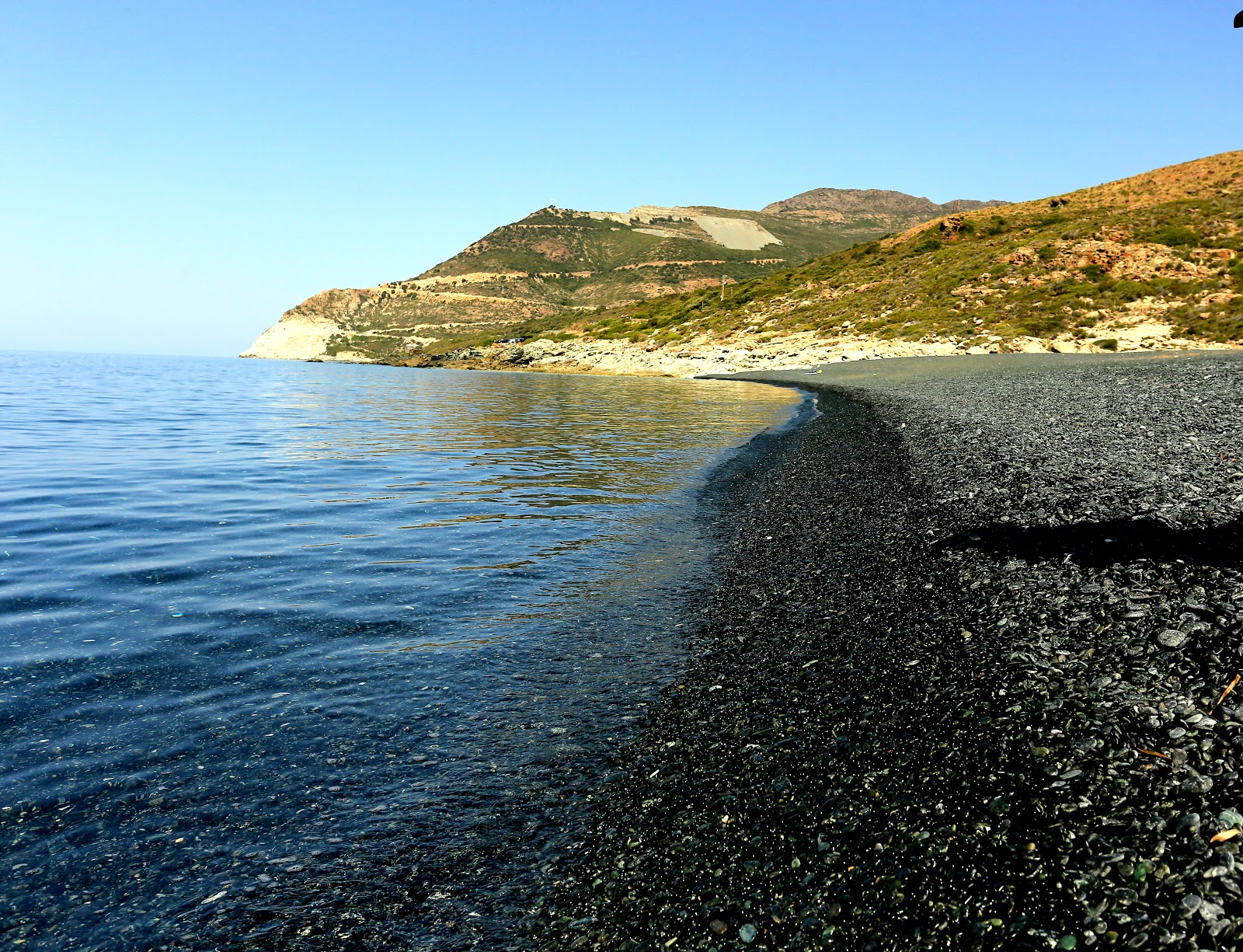 Foto von Nonza Strand mit lange bucht