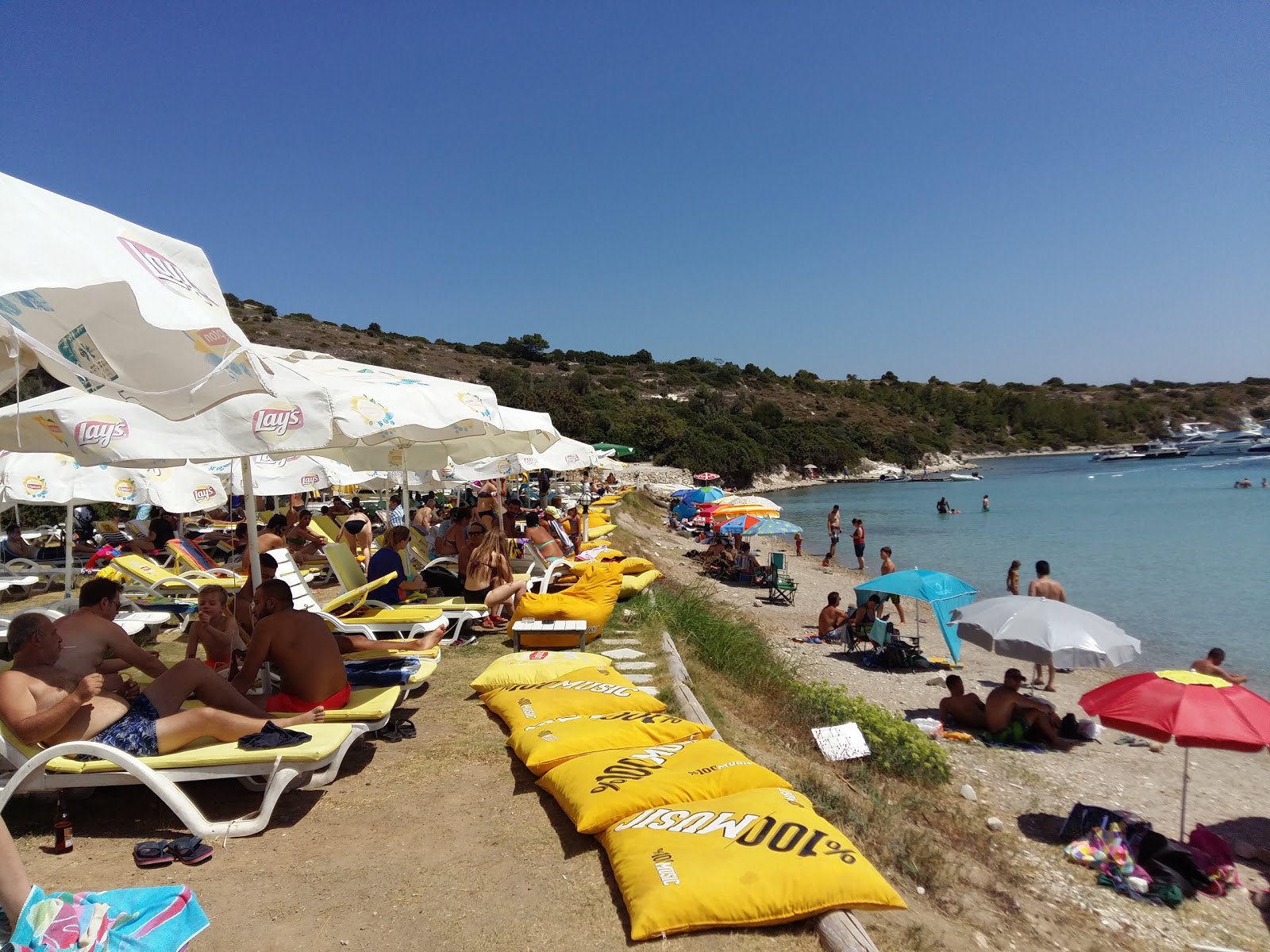 Sera Beach'in fotoğrafı uçurumlarla desteklenmiş