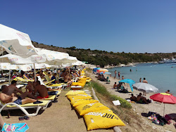 Sera Beach'in fotoğrafı uçurumlarla desteklenmiş