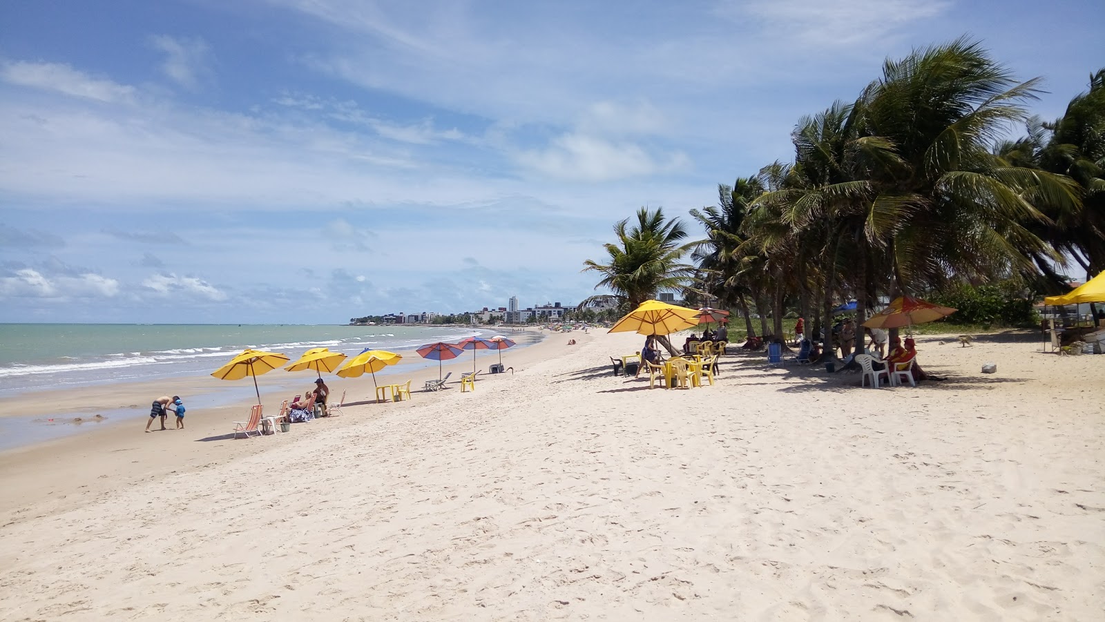 Foto von Praia da Bessa II mit beiger sand Oberfläche