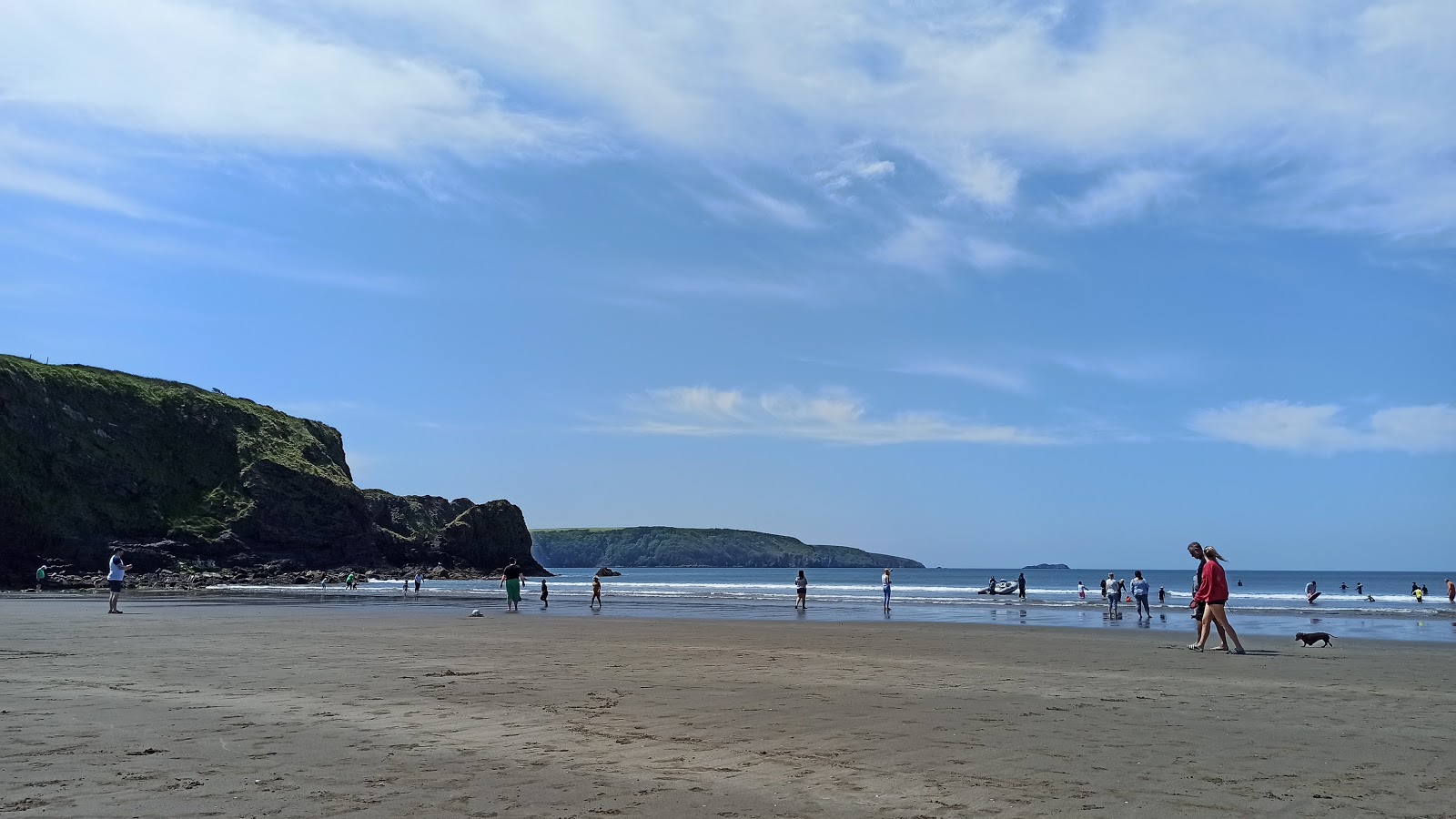 Foto di Spiaggia di Broadhaven circondato da montagne