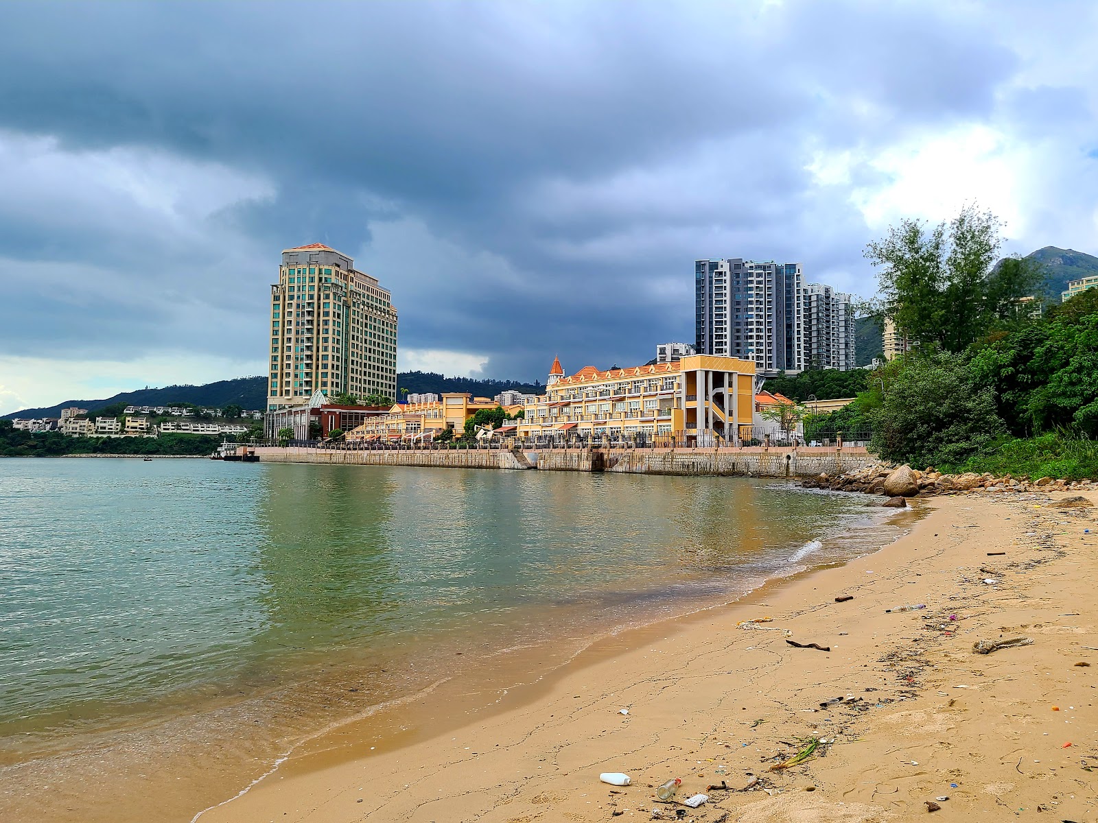 Photo de Sam Pak Wan Beach avec rivage droit, long