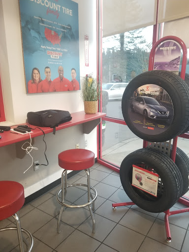 Tire Shop «Discount Tire Store - Tigard, OR», reviews and photos, 11462 SW Pacific Hwy, Tigard, OR 97223, USA