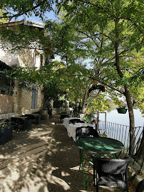 Atmosphère du La Guinguette du Vieux Moulin - Restaurant Villeneuve-lès-Avignon à Villeneuve-lès-Avignon - n°13