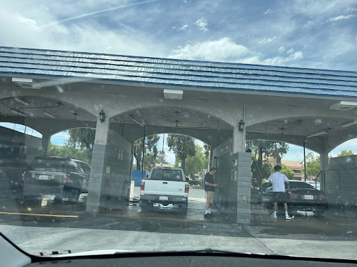 E-Z Clean Car Wash en Upland