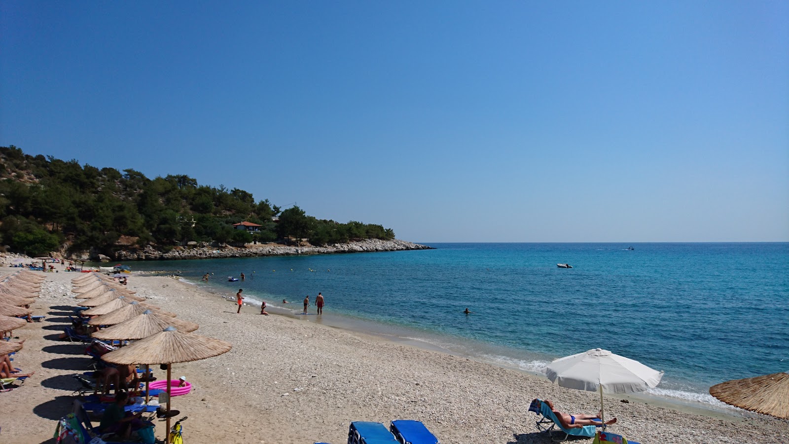 Zdjęcie Thymonia beach z powierzchnią beżowe kamyki