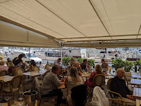 Atmosphère du Restaurant de spécialités à base de poisson-pêcheur Au Doyen à Marseille4:00PM - n°10