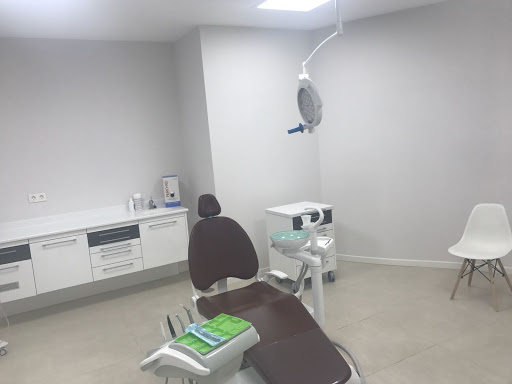 Clínica Dental Málaga - Doctores Salinas - Pl. del Hospital Civil, 2, 29009 Málaga