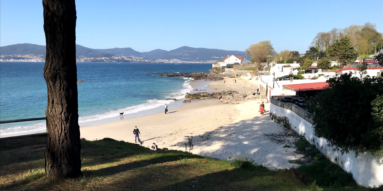 Praia dos Olmos'in fotoğrafı geniş bir kıyı şeridi ile birlikte