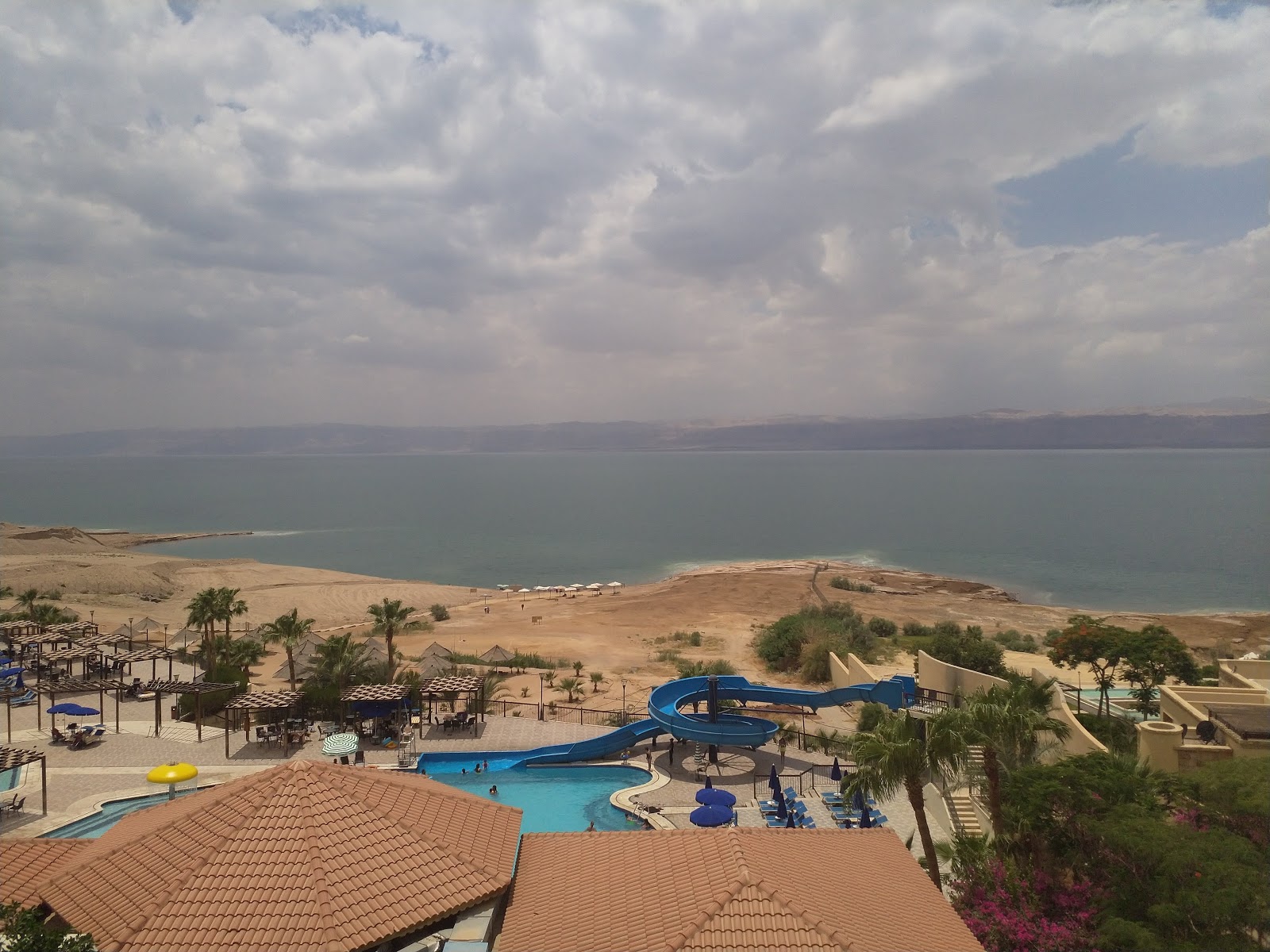 Foto von Dead Sea Beach - beliebter Ort unter Entspannungskennern
