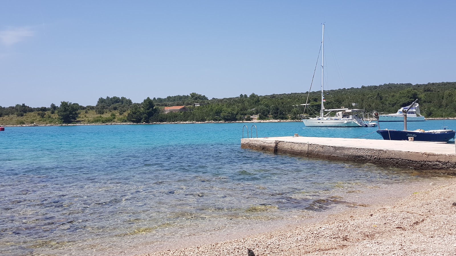 Kamenica beach'in fotoğrafı geniş bir kıyı şeridi ile birlikte