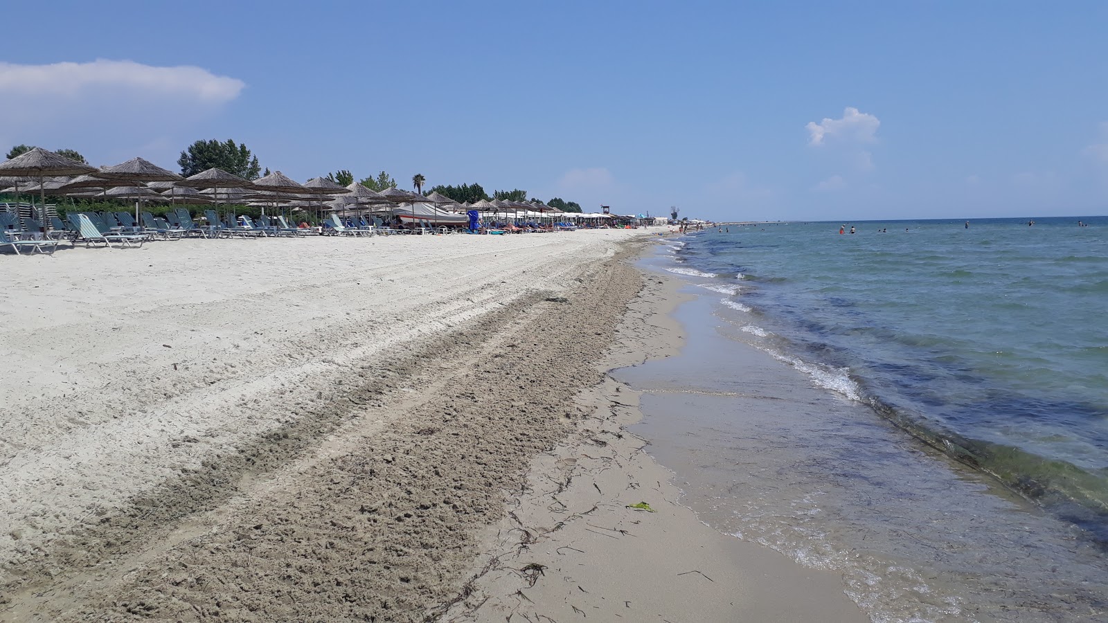 Foto von Korinos beach mit türkisfarbenes wasser Oberfläche