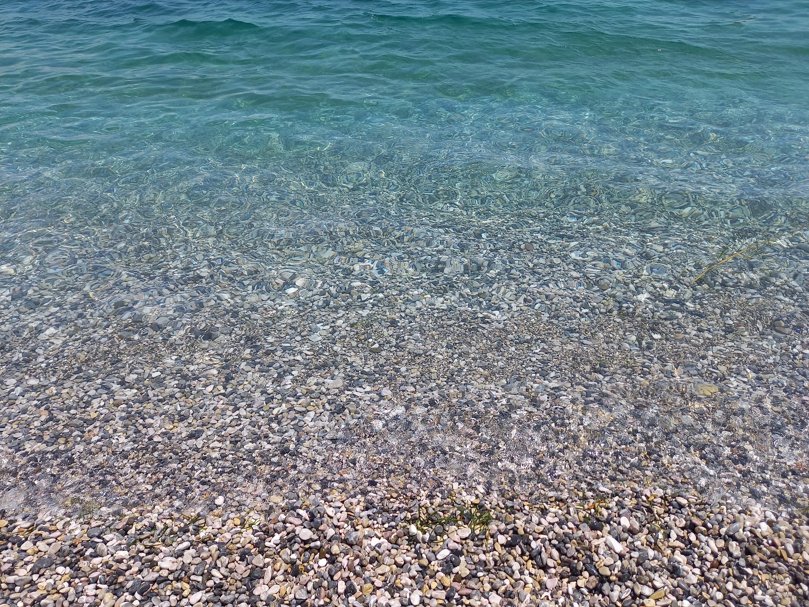 Kryoneri beach'in fotoğrafı geniş ile birlikte