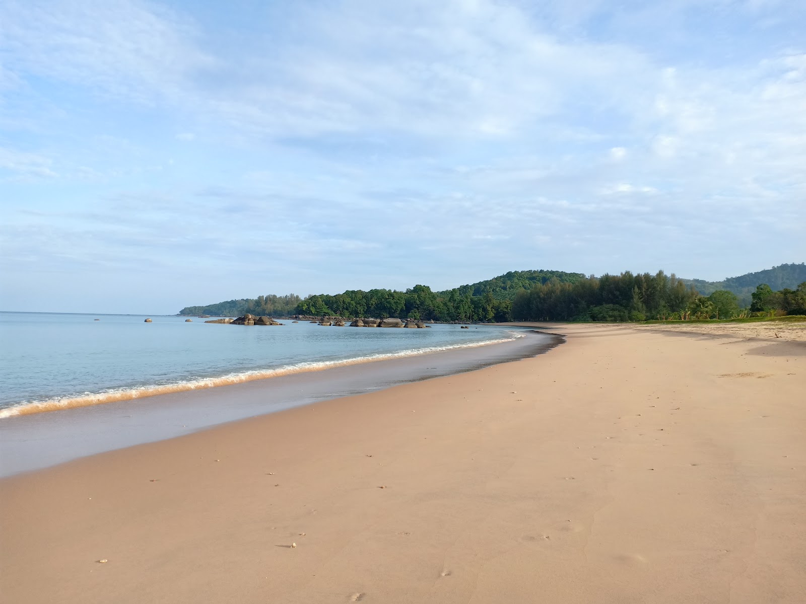 Foto von Tublamu Beach mit beiger sand Oberfläche