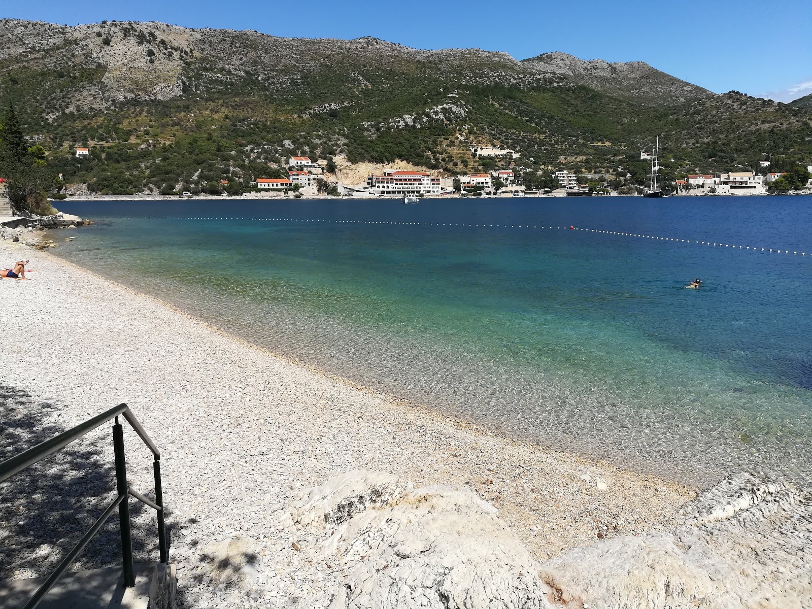 Φωτογραφία του Zaton beach με μπεζ βότσαλα επιφάνεια