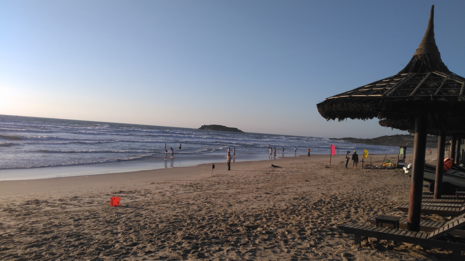 Foto von Ho Xuan Huong Beach mit grauer sand Oberfläche
