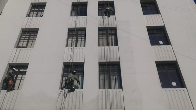 Opiniones de SOLIMPERU - Servicio de Limpieza a empresas, Limpieza en alturas en Breña - Tienda de ventanas