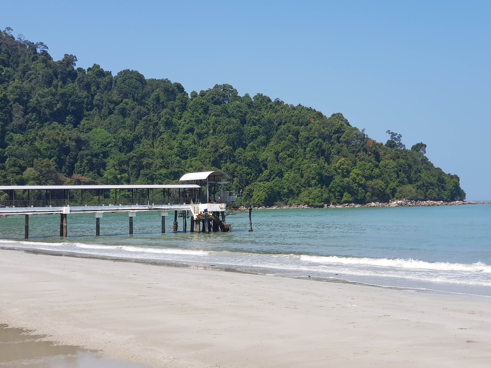 Teluk Ailing Beach的照片 带有宽敞的海湾