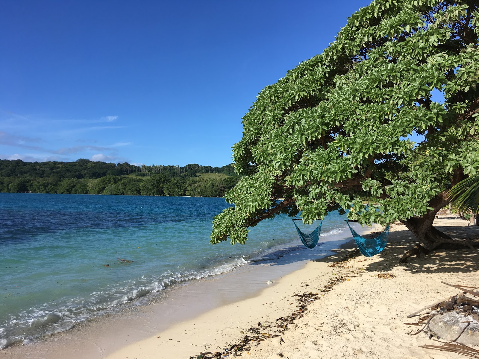 Foto di Aimbuei Bay con una superficie del sabbia beige