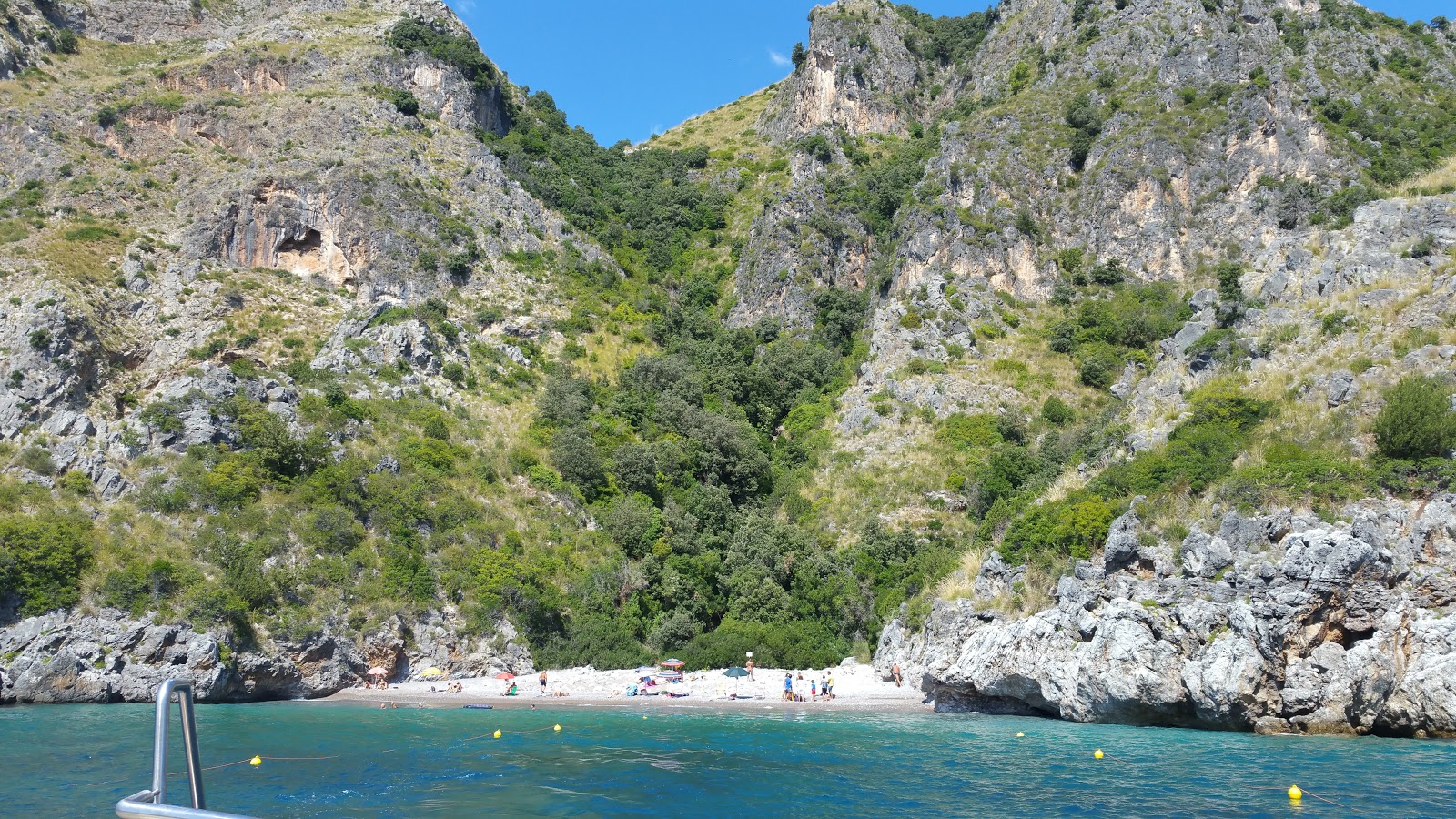 Valokuva Spiaggia di Cala dei Mortiista. pinnalla ruskea hieno pikkukivi:n kanssa