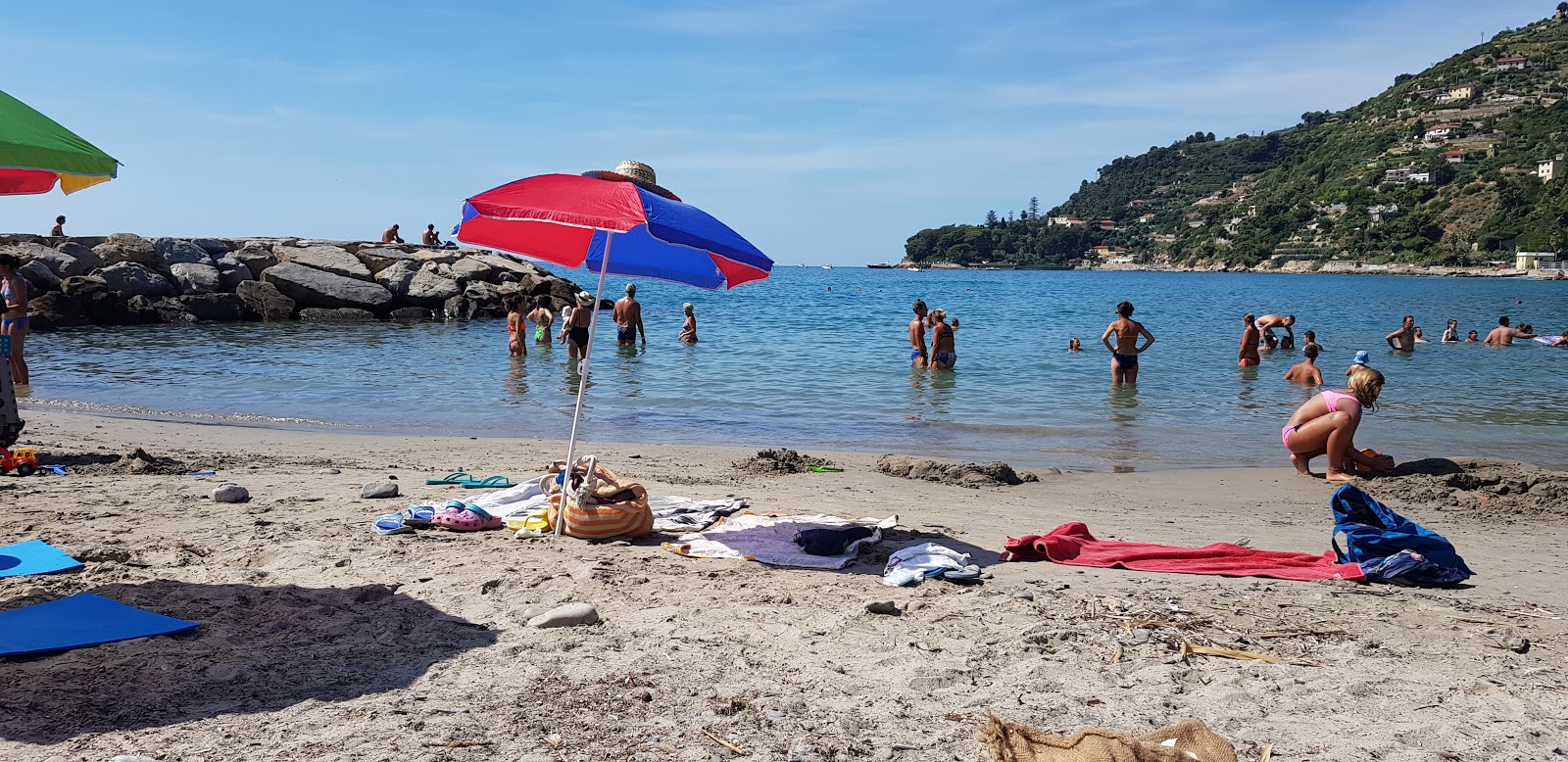 Valokuva Spiaggia Baia Verdeista. pinnalla harmaa hiekka:n kanssa