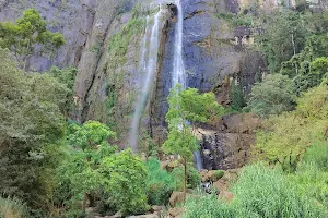 Diyaluma Falls image