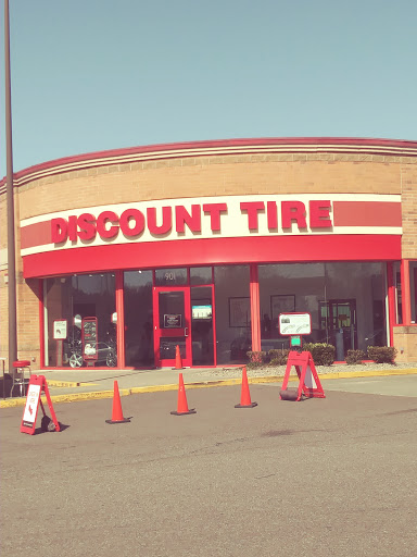 Tire Shop «Discount Tire Store - Auburn, WA», reviews and photos, 901 Outlet Collection Way, Auburn, WA 98001, USA