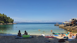 Φωτογραφία του Beach Vitarnja περιτριγυρισμένο από βουνά