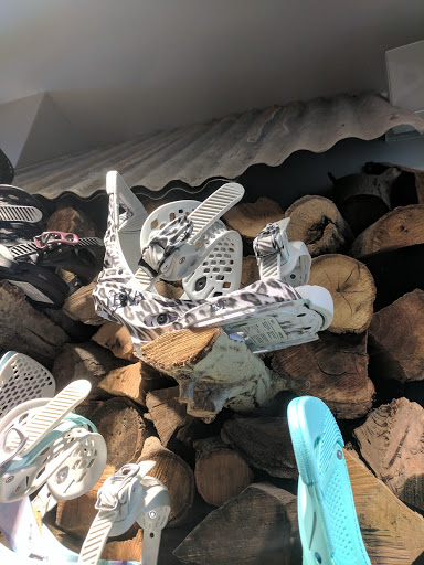 Sporting Goods Store «Burton Flagship Store», reviews and photos, 1630 Haight St, San Francisco, CA 94117, USA