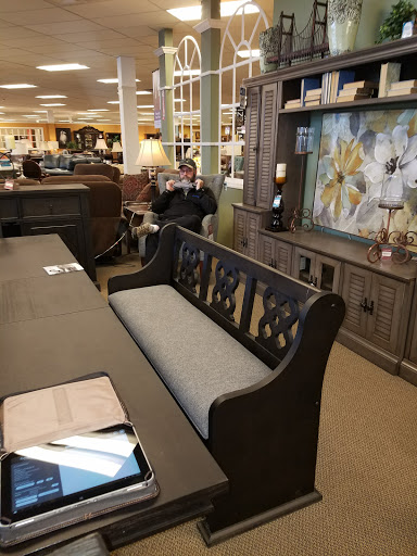 Furniture Store «Raymour & Flanigan Furniture and Mattress Store», reviews and photos, 3375 Berlin Turnpike, Newington, CT 06111, USA