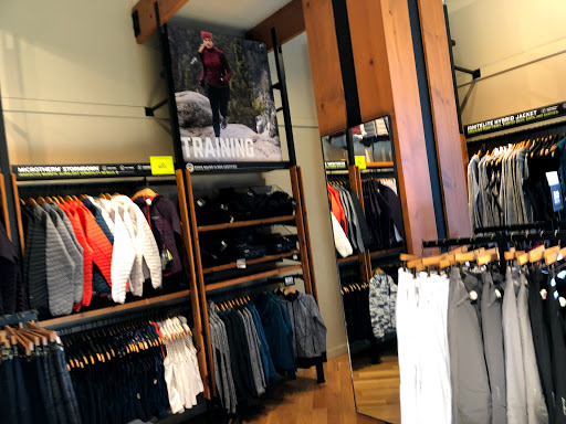 Clothing Store «Eddie Bauer», reviews and photos, 436 Nichols Rd, Kansas City, MO 64112, USA