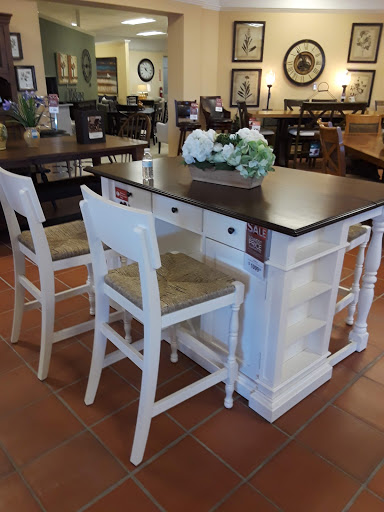 Furniture Store «Raymour & Flanigan Furniture and Mattress Store», reviews and photos, 110 S West End Blvd, Quakertown, PA 18951, USA