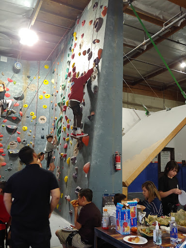 Rock Climbing Gym «Hangar 18 Indoor Climbing Gym - Long Beach», reviews and photos, 2599 E Willow St, Signal Hill, CA 90755, USA