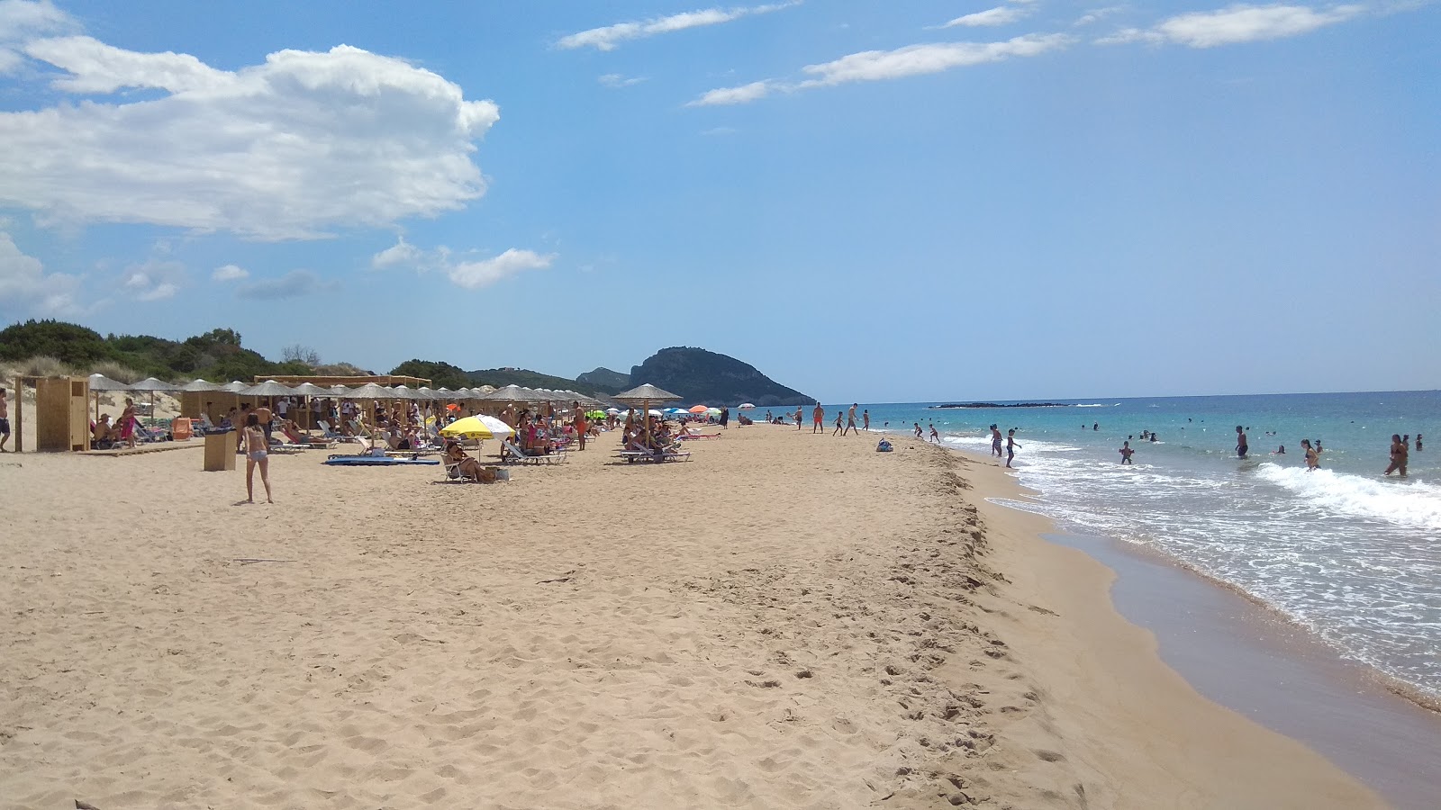 Fotografija Romanos beach z rjavi pesek površino