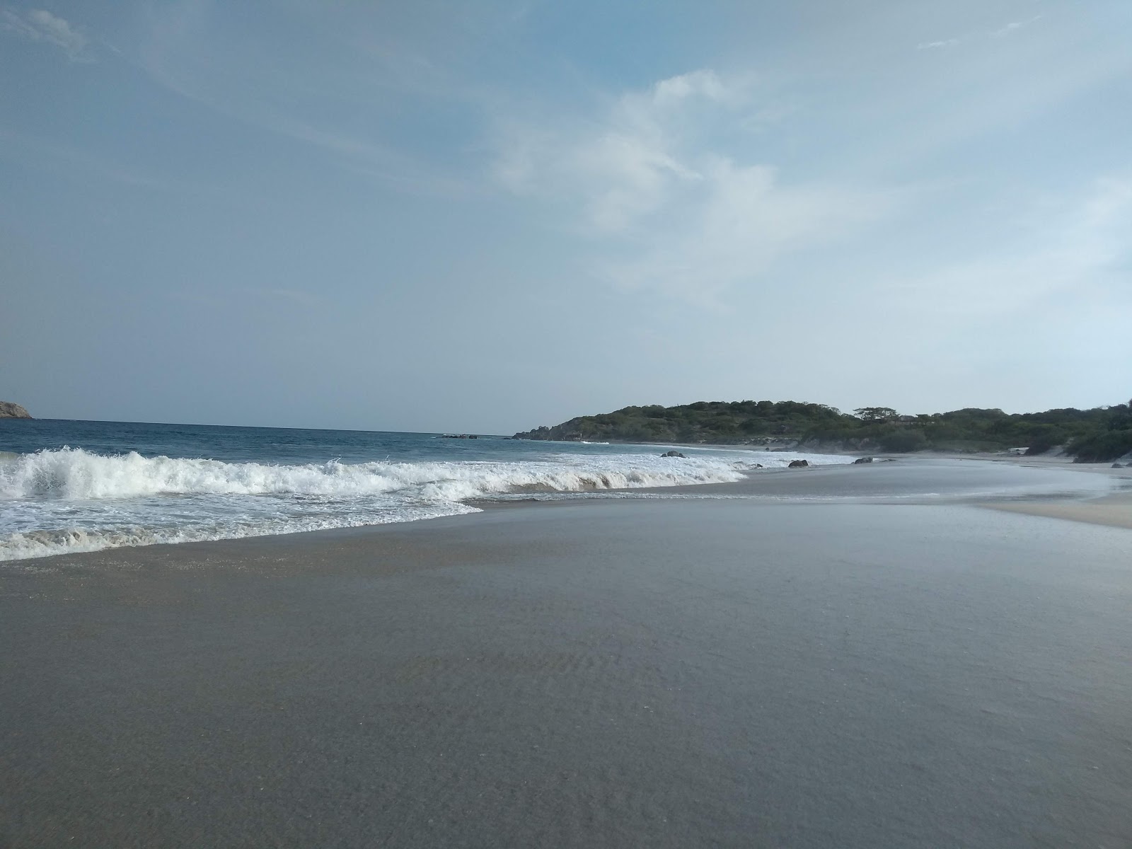 Foto van La Colorada beach ondersteund door kliffen