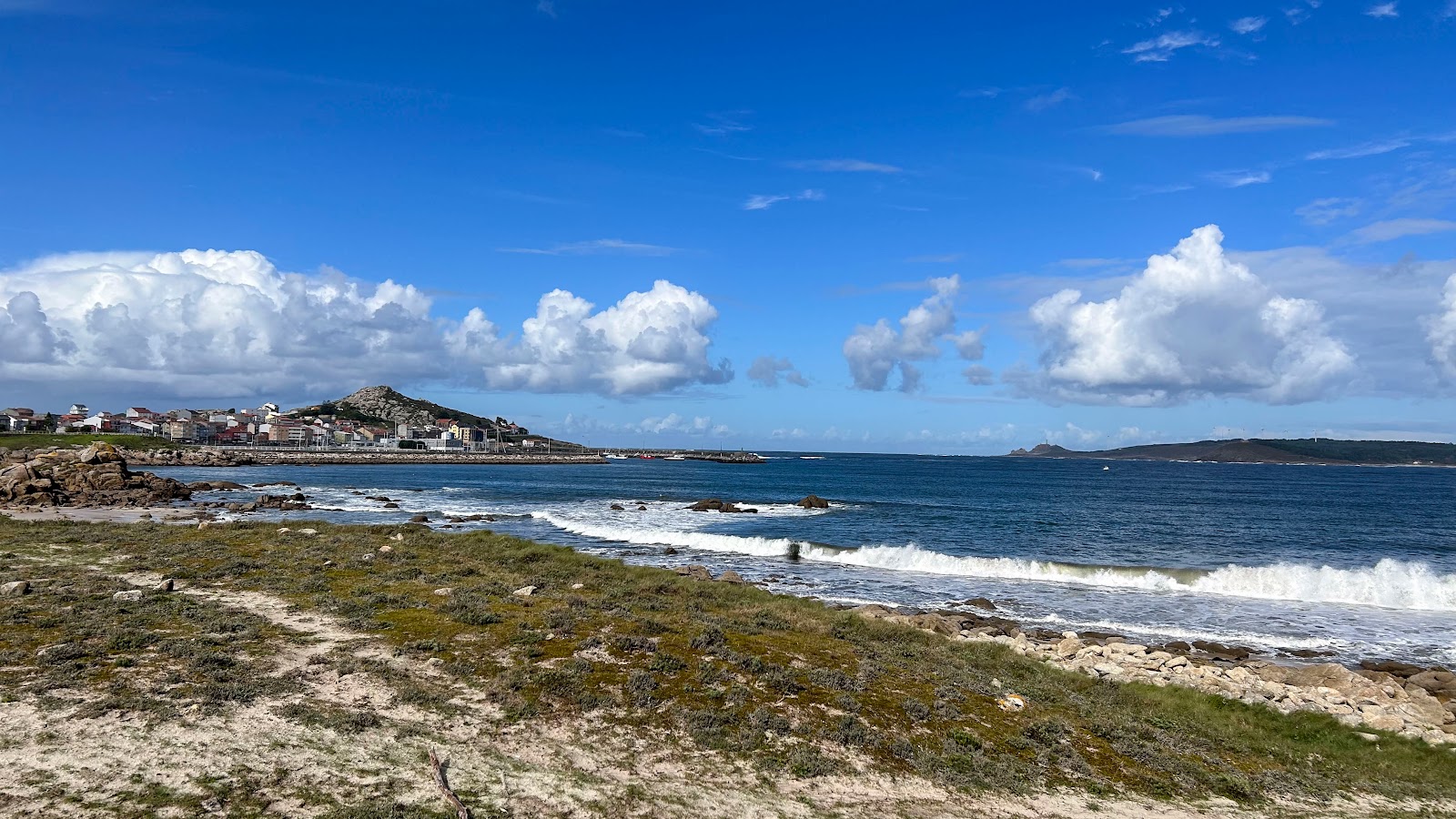 Praia Espineirido'in fotoğrafı düz bir kıyı şeridi ile birlikte