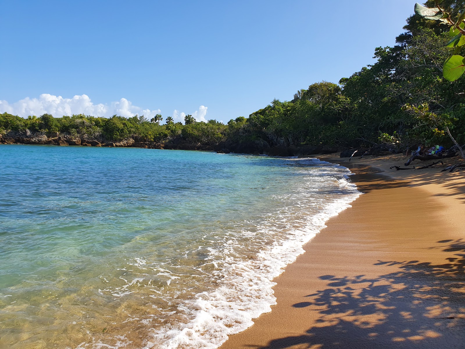 Foto van Playa de Cambiaso met turquoise puur water oppervlakte