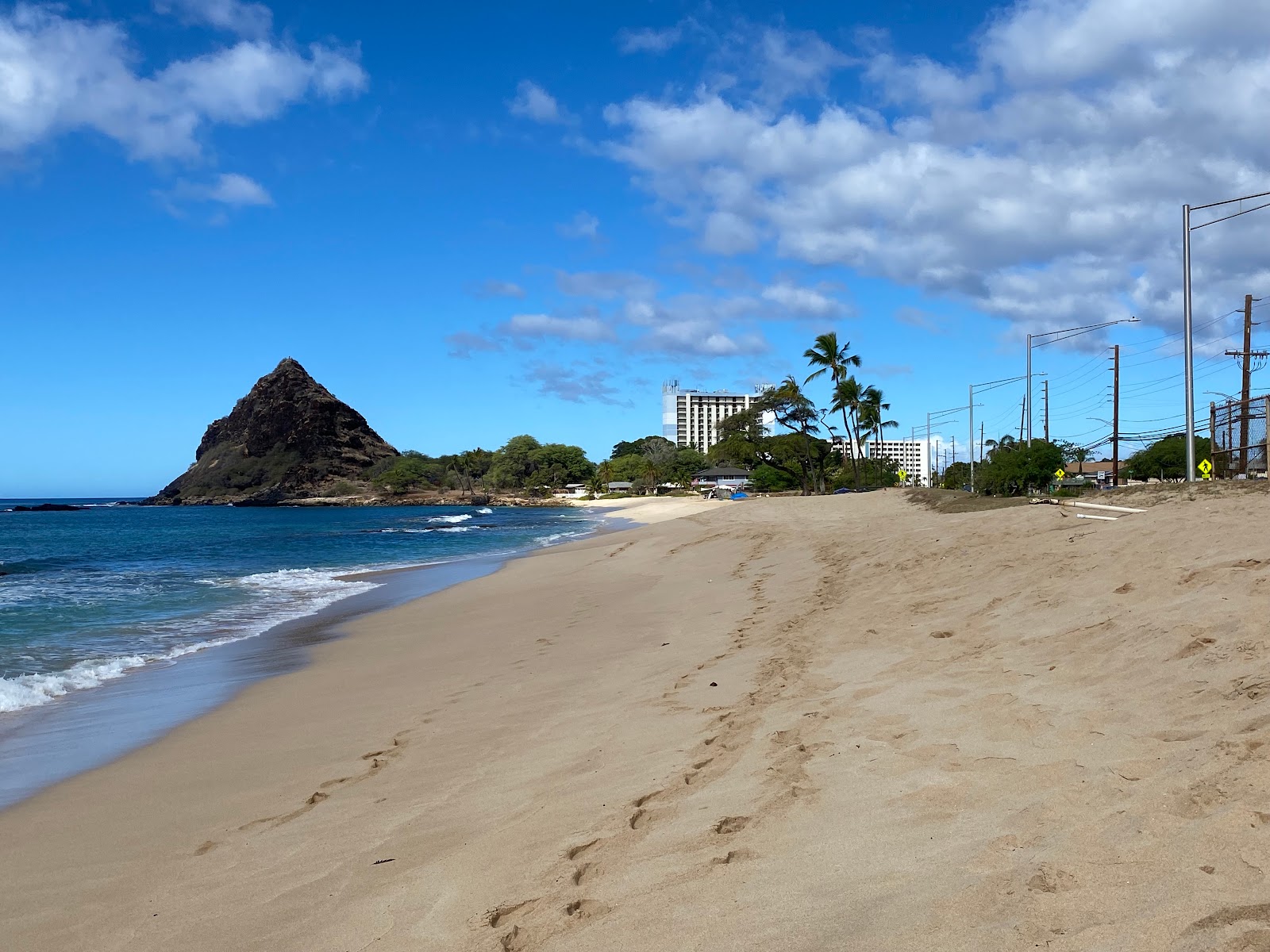 Foto di Mauna Lahilahi Beach Park con una superficie del sabbia beige e rocce