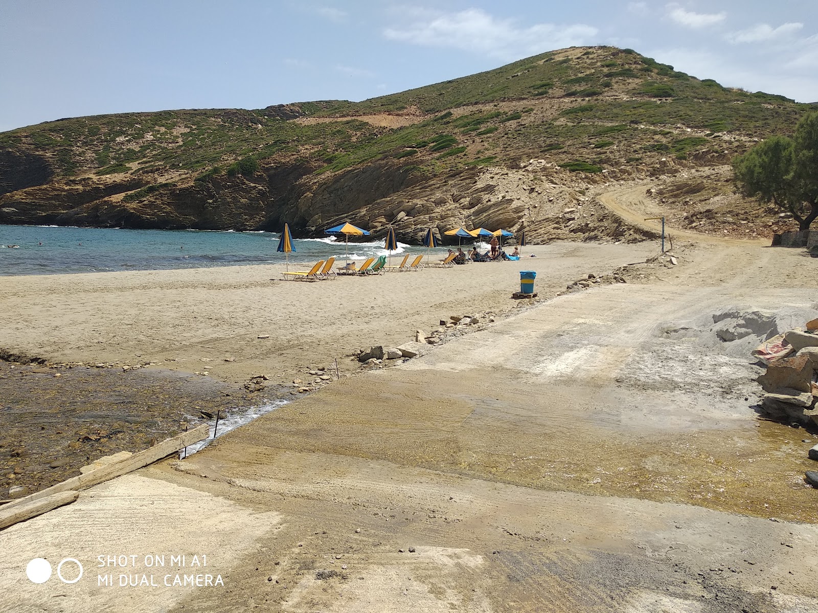 Aliki beach的照片 被山脉环绕