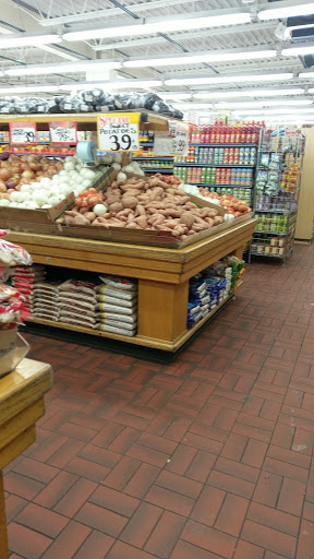 Produce Market «Rogers Park Fruit Market», reviews and photos, 7401 N Clark St, Chicago, IL 60626, USA