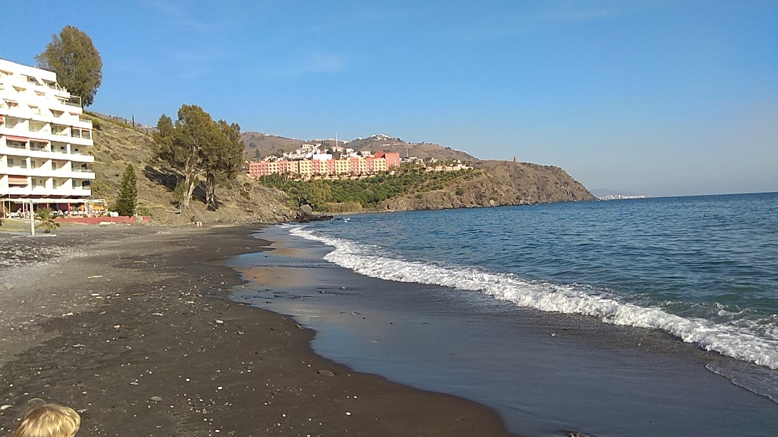 Fotografie cu Playa del Pozuelo zonele de facilități
