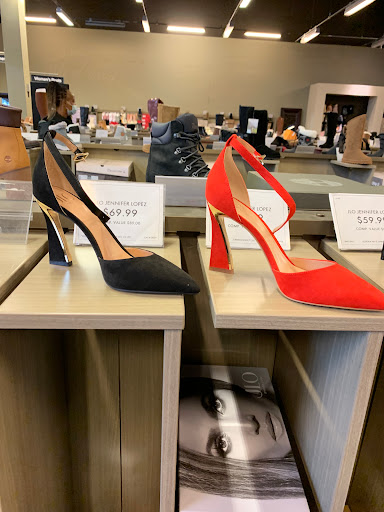 Shoe Store «DSW Designer Shoe Warehouse», reviews and photos, 17100 Southcenter Pkwy, Tukwila, WA 98188, USA