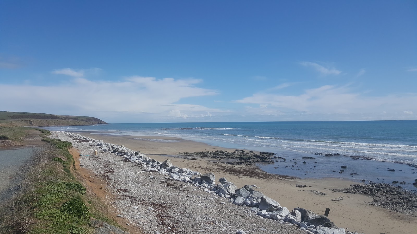 Ballycrennane Beach的照片 带有碧绿色纯水表面