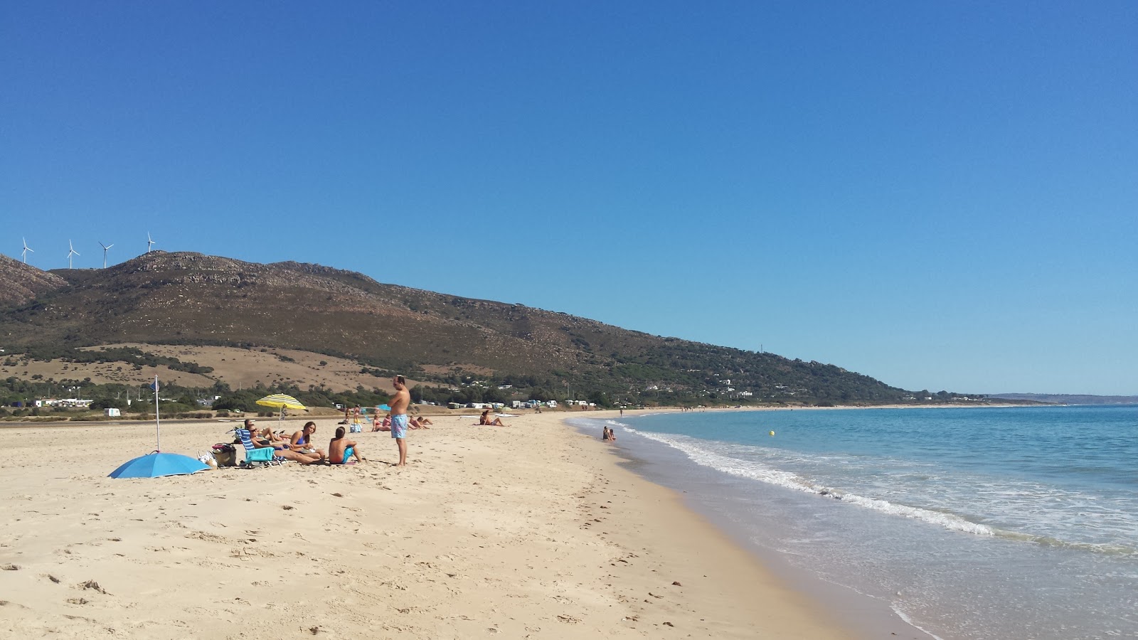 Foto de Playa de Valdevaqueros con gran bahía