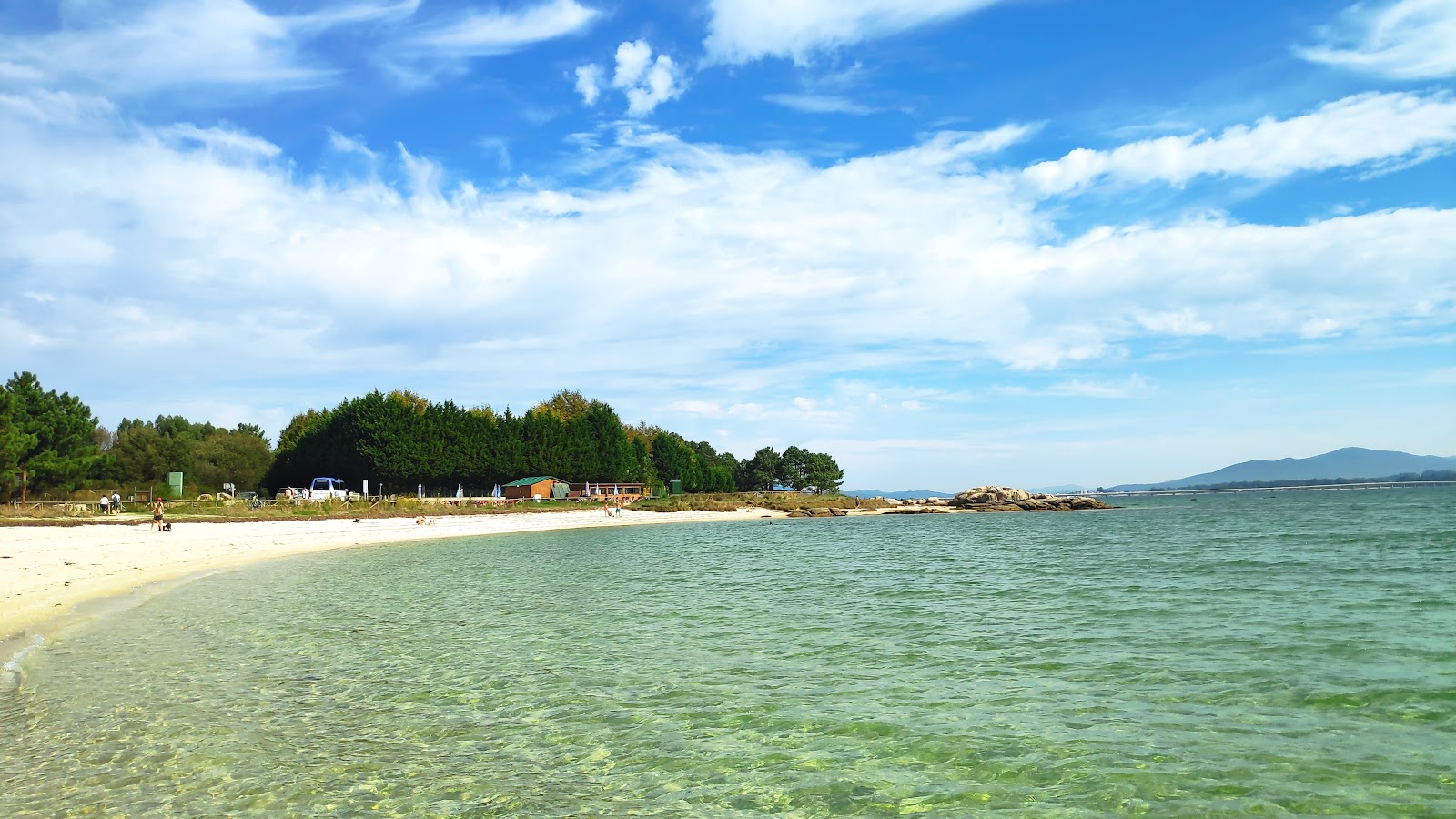 Praia de Xastelas'in fotoğrafı geniş bir kıyı şeridi ile birlikte