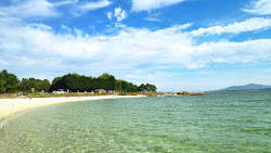 Praia de Xastelas'in fotoğrafı geniş bir kıyı şeridi ile birlikte
