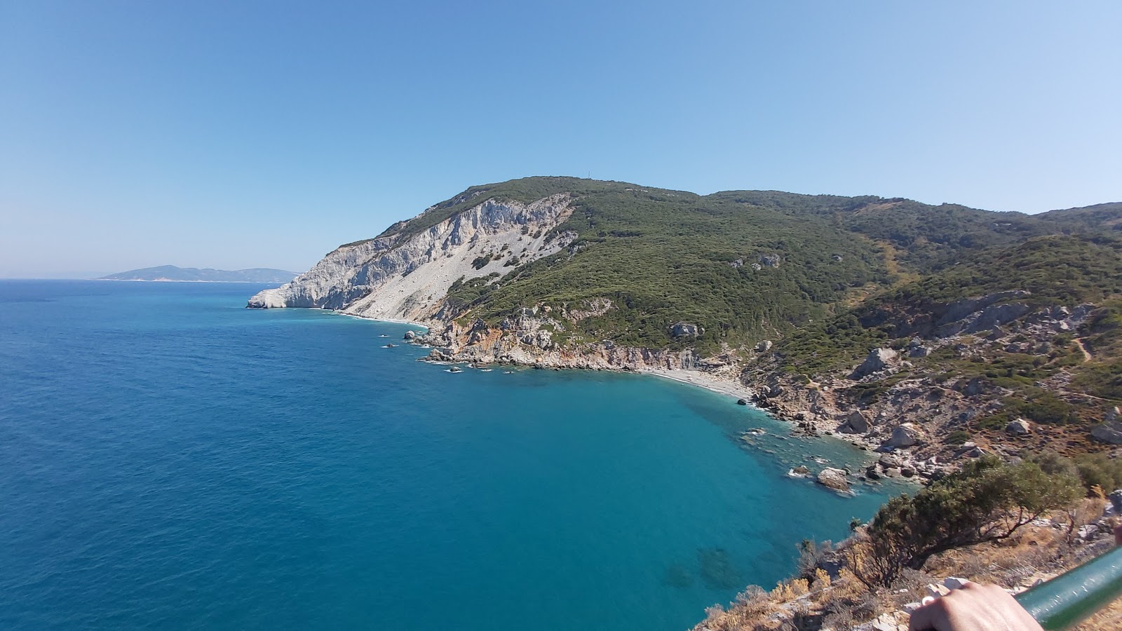 Φωτογραφία του Paralia Kastro με γκρι άμμος και βότσαλα επιφάνεια