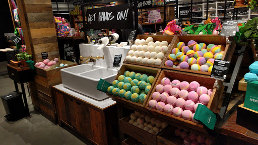 Cosmetics Store «LUSH Fresh Handmade Cosmetics», reviews and photos, 51 Oakbrook Center, Oak Brook, IL 60523, USA