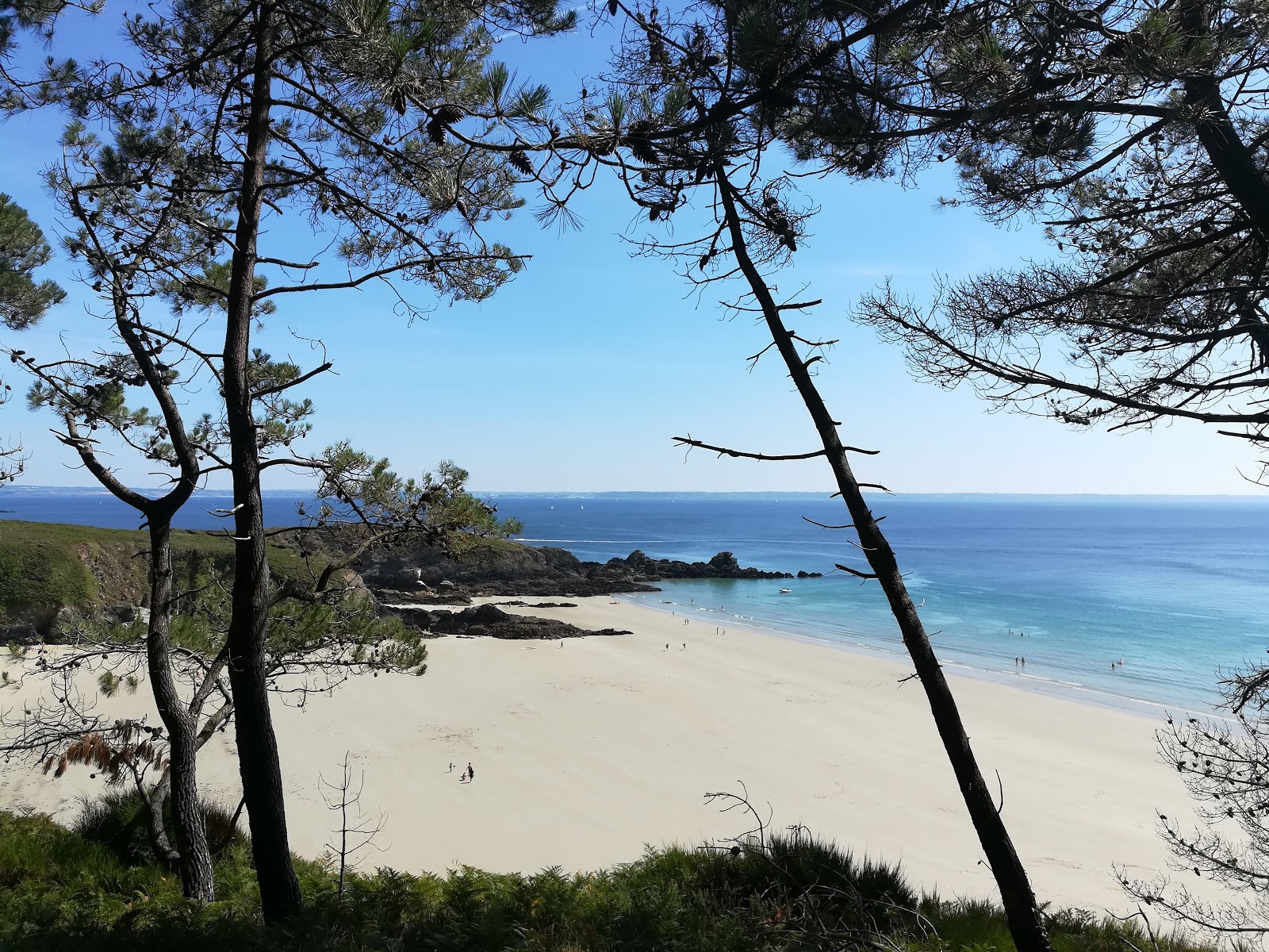 Foto von Trez Bihan Plage umgeben von Bergen